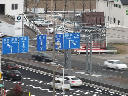 最近道路のペイント工事が多いよ...
