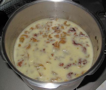 またすじ肉を煮ています