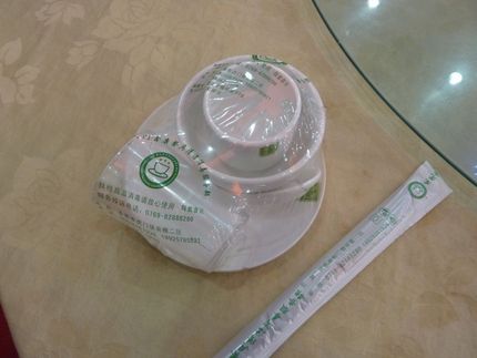 食器はこのようにラッピングされ...