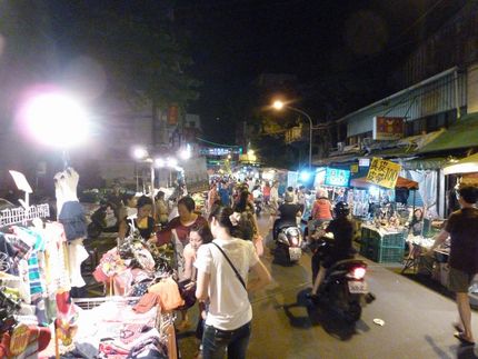 キレイナオネエサンの案内で夜市...
