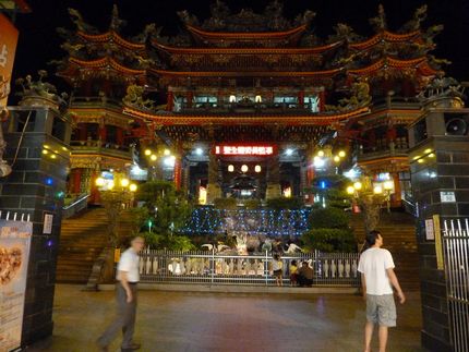 台湾のお寺は電飾でキラキラ