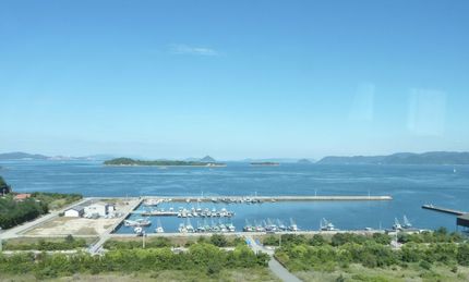「しおかぜ」の車窓から瀬戸内海...