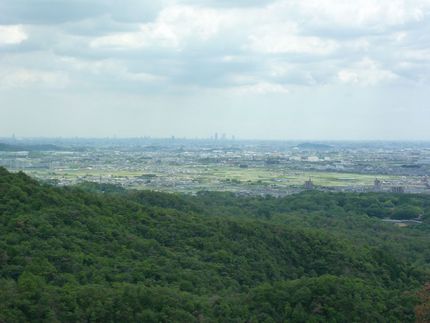 名古屋の駅前のビル群