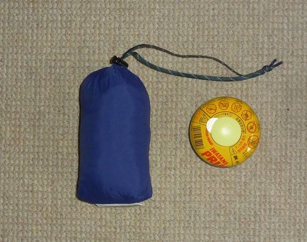 重量は200g以下、折り畳めば...