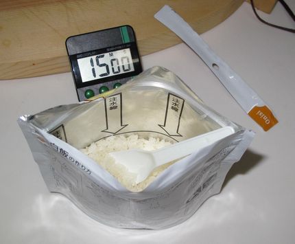 中にスプーンと乾燥剤が入ってい...