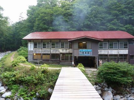 ここが登山口、左の道を沢沿いに...