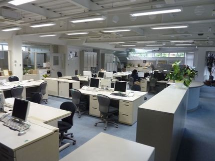 工事前、書類は移動、機器や机・...