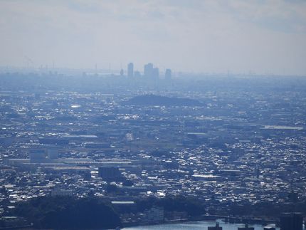 手前から犬山城、小牧山、そして...