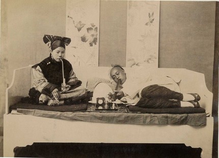 アヘン吸引の写真 ※写真はWe...
