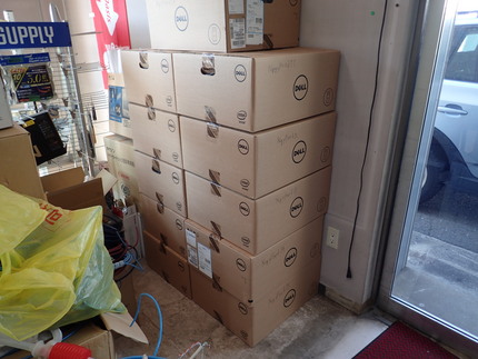 年度内納入予定品の山