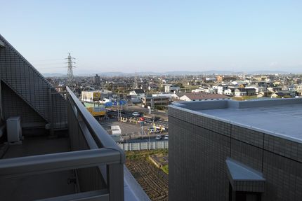 強風です、でも遠景は霞