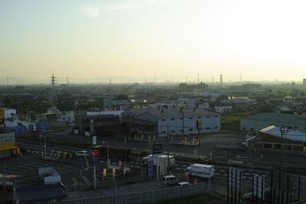 朝靄で霞み始めました