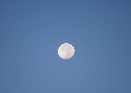 西の空には月が...