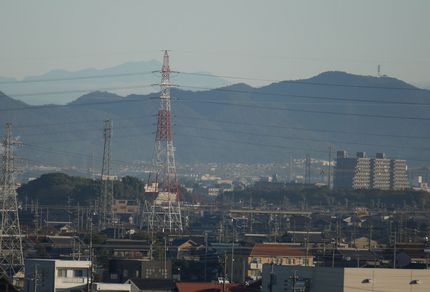 鉄塔に隠れるよう写っているのが...