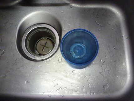 シンクの排水口にフタをします。