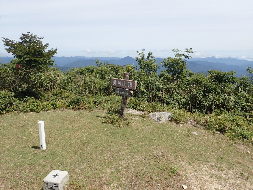 頂上、かなり広い、北側にも登山...