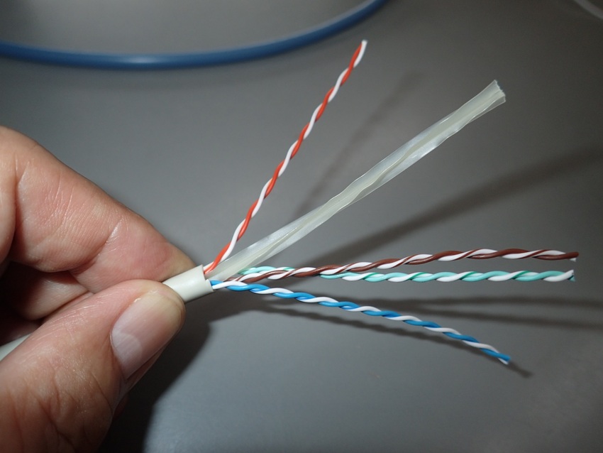 これはCat6、太くて外皮の締...