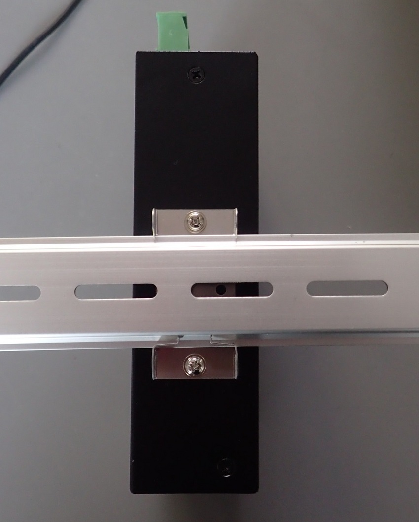 レールとの結合には工具不要です