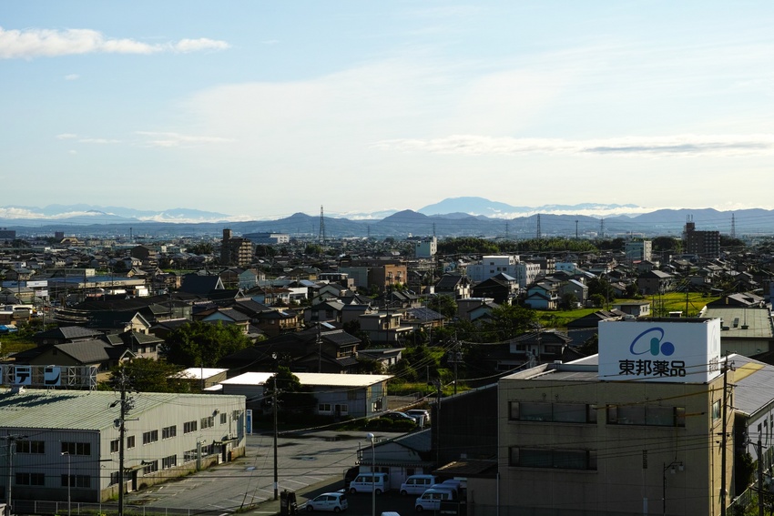 自宅から東方、手前の二山は尾張...