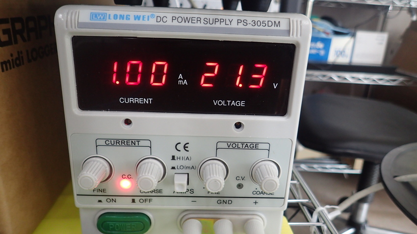 電流は1A固定、電圧は21.3...