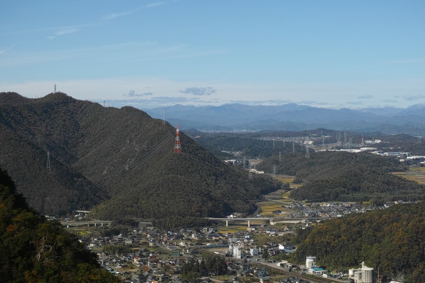 北回りの展望台から、明王山（各...