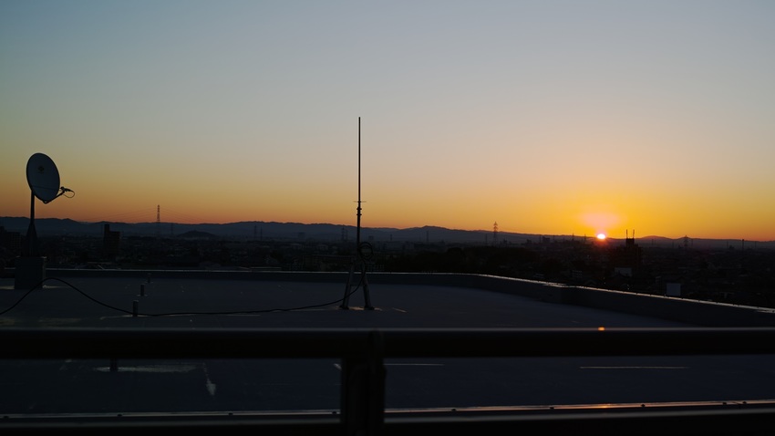 快晴の夜明け、日の出時刻はボト...