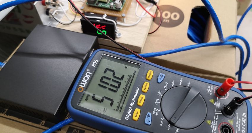 末端の電圧はDC51V、変換し...