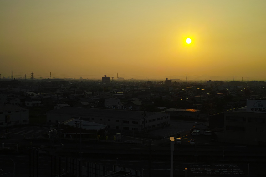 太陽も霞んでおり、どうにか直視...