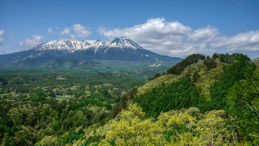 御嶽山と新緑