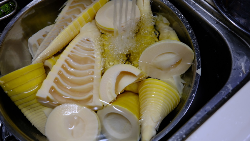 男子厨房に立つべし：筍を茹でる...