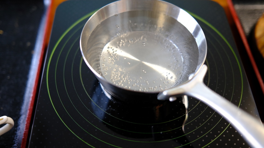 男子厨房に立つべし：少量の湯（...