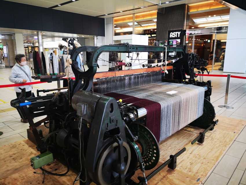 一宮駅構内に織機が展示されてい...