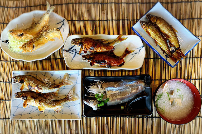 梁で鮎料理
