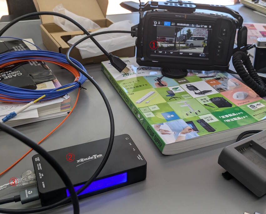 BMPCC-4Kと接続中、下が...