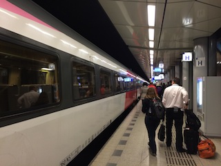 空港からアムステルダム中央駅ま...