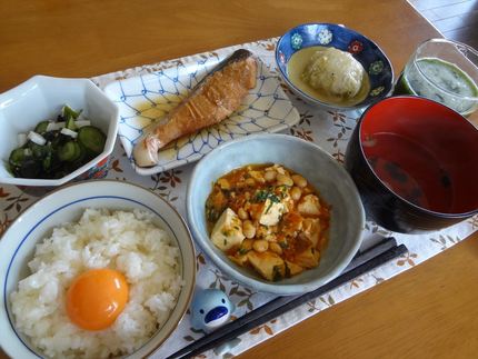 麻婆豆腐とたまごかけご飯