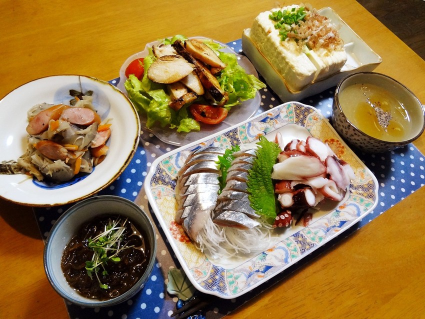 秋刀魚の刺身ともずく酢...