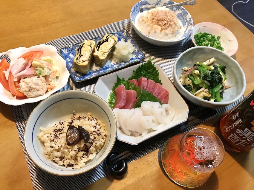 イカとマグロの刺身と黒にんにく...