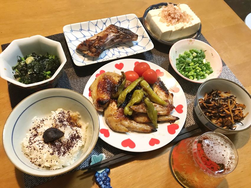 鶏の手羽焼きと黒にんにく玄米定...