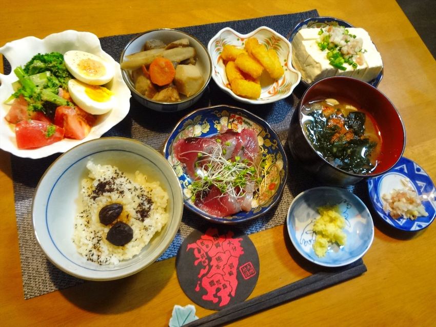 カツオの刺身と黒にんにく玄米定...