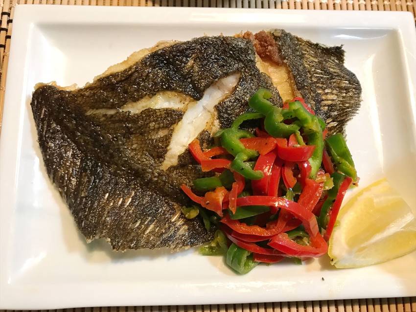 新鮮なカレイの切り身をジューシ...
