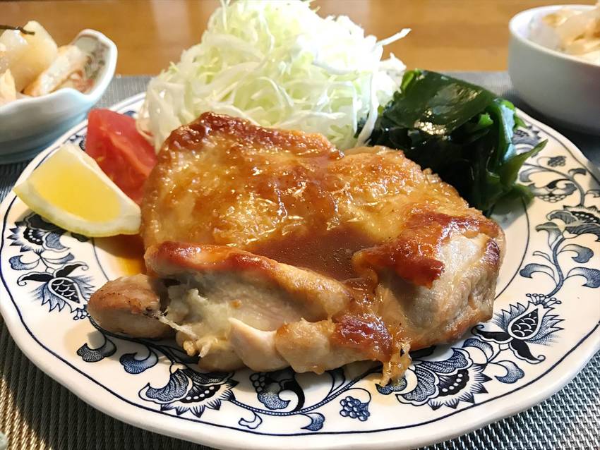 鶏肉のジューシーなソテーに、深...