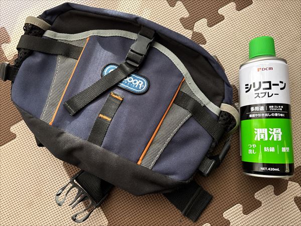 まずは、ファスナーが固まって開...