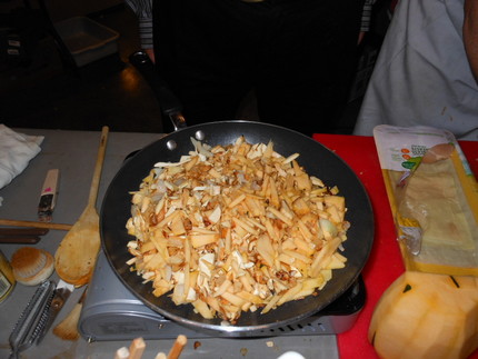 数種類のキノコ料理が次々に作ら...