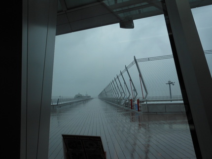 雨の中部国際空港。シアトルも雨...