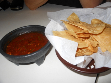 メキシカンではお約束のサルサと...