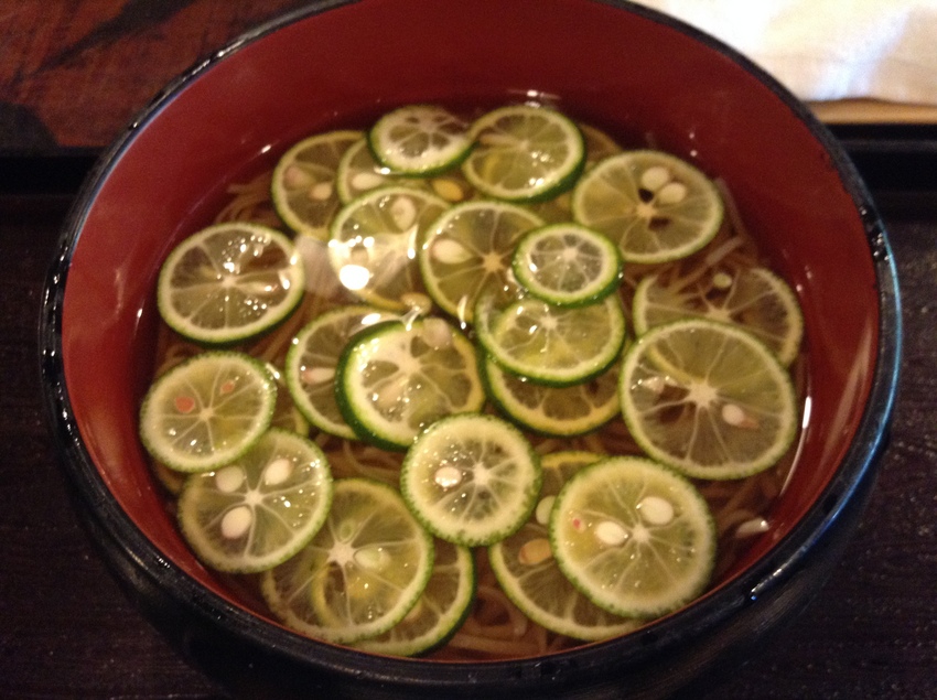 すだち蕎麦。すだちのスライスが...