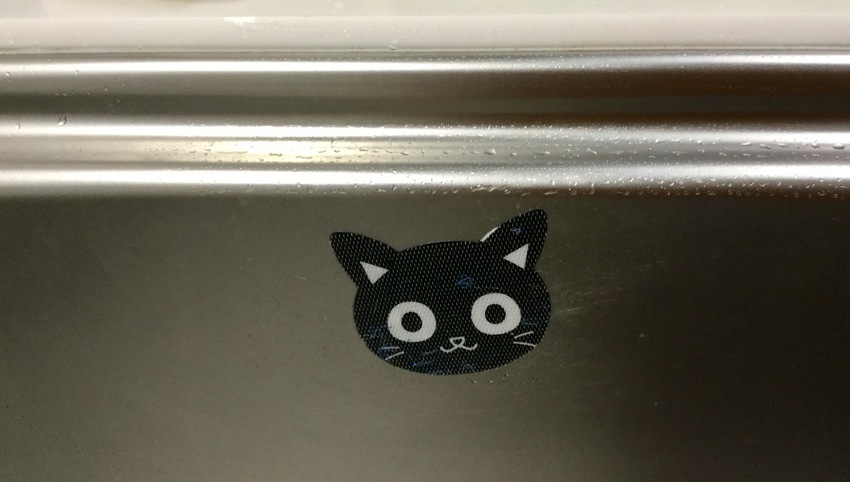 裏のシールを剥がしてシンクに貼...