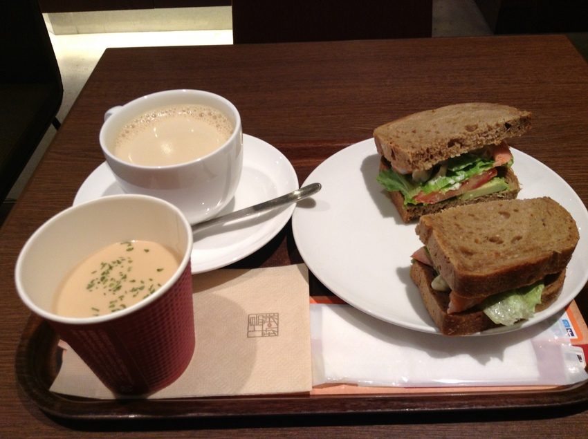 お昼は上島珈琲店で、海老とアボ...