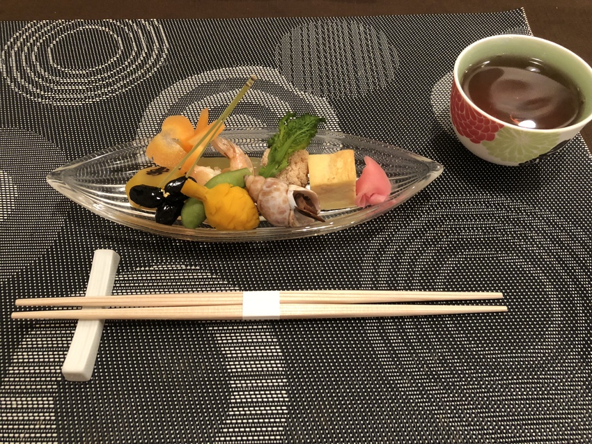 誰かさんは、白ワイン、私はお茶...